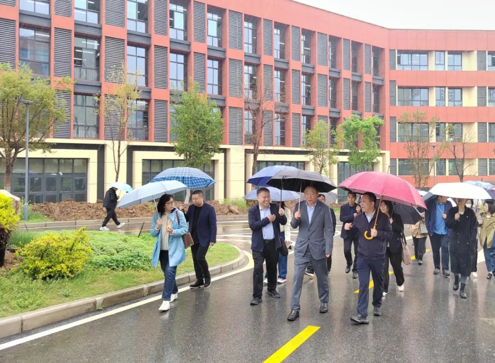 春雨瀟瀟催奮進，不負韶光赴新程